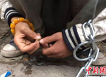 男童被母亲铁链锁街头：律师称其母涉嫌违法